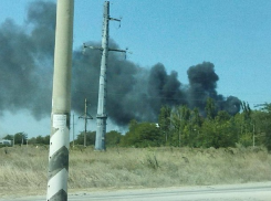 В Анапе сильный пожар в районе ЖД вокзала