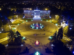 Город на карте, где найдете часовню пророка, Испаньолу, Бора-Бора, склеп Героон и батискаф 