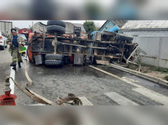 На трассе Краснодар - Верхнебаканский бензовоз с дизтопливом пробил дорожное ограждение и опрокинулся