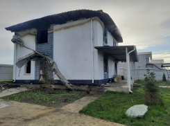 В Верхнем Джемете под Анапой сгорел двухэтажный дом