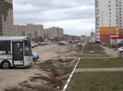 Грязь, непроходимый тротуар и одна остановка: как живёт ЖК «Горгиппия Морская» в Анапе
