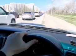 В Анапе автолюбитель сам на себя зафиксировал нарушение ПДД, объезжая пробку