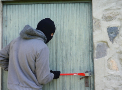Под Анапой два бандита ворвались в дом избили женщину и хотели её сжечь живьём