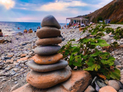 Пока на Тенерифе вводят штрафы за пирамидки из гальки, из Анапы увозят камни мешками