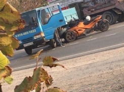 Жёсткое ДТП в Анапе: девушка на трицикле врезалась в грузовик