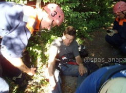 В Варваровке под Анапой мотоциклист сорвался с крутого склона