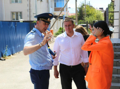 Анапский прокурор проверил ход работ в сгоревшем МКД на Объездной