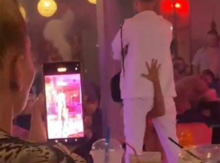 В Анапе продолжают устраивать мужской и женский стриптиз на глазах у детей 18+