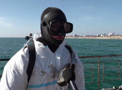 Водолазы собирают мазут саперными лопатками 