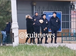 Опубликовано видео, как в Анапе Александра Емельяненко выпустили из ИВС на свободу