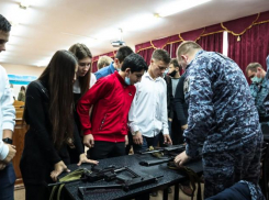 Росгвардейцы Анапы продемонстрировали студентам РГСУ свою экипировку и оружие