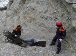 В районе спуска «800 ступеней» в Супсехе под Анапой мужчина сорвался со скалы