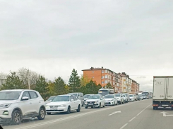 Изменения в организации дорожного движения на городское кладбище в Анапе в день всех усопших, привели к автомобильным заторам на курорте  