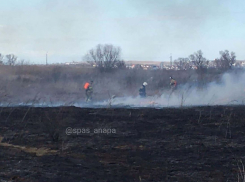 В Анапской загорелось поле: к месту пожара прибыли спасатели