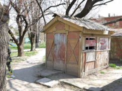 В Анапе на улице Некрасова снесли опасные для жизни сараи