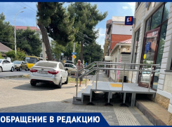 «У пешеходов забирают пешеходную зону»: анапчанка возмущена выносом крыльца банка на тротуар