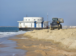 Роспотребнадзор проверяет новый песок на пляже «Мираклеон»
