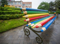 В Анапе скамейки сделали из карандашей