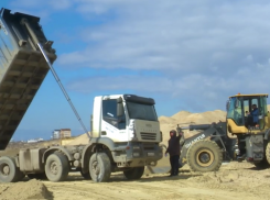 В Витязево на пляже уложили 20 тысяч кубометров нового песка