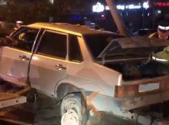 В Анапе легковушка врезалась в опору электропередач