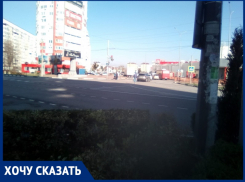 Анапчане считают, что возле ТЦ «Красная площадь» нужна диагональная «зебра»