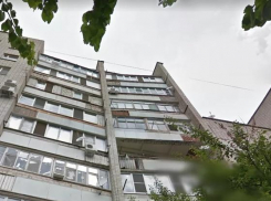 В 12 микрорайоне Анапы мужчина выпал из окна высотки и разбился насмерть