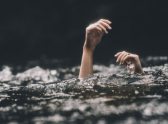 По соседству с Анапой во время шторма в море утонула женщина