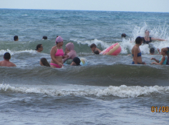 Во время шторма народ всё равно купался в море в Анапе