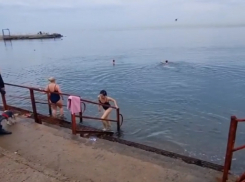 В Анапе, несмотря на прохладную погоду, купаются и загорают