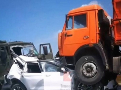 На дороге Анапа-Крымск-Славянск-на-Кубани массовое ДТП, повреждено 13 автомобилей 