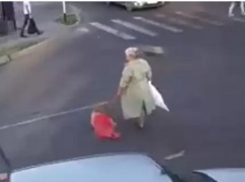 В Анапе одна женщина кидала кирпичи на дорогу, а двух других сбили на «зебре»