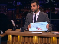 «Шефу из Анапы»: телеведущая Алла Михеева подарила Ивану Урганту курортный сувенир