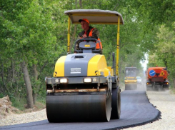  Анапские рабочие начали асфальтировать дорогу на Бужор