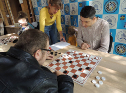 Особенные дети и взрослые в Анапе участвовали в соревнованиях по шашкам