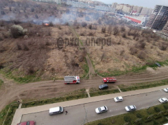 В Анапе недалеко от ЖК «Раз Два Три» горит поле