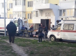  В Анапе пьяная женщина спрыгнула с третьего этажа