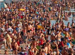 «Народу столько – аж страшно»: обстановка на побережье Анапы 19 июля