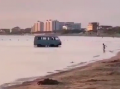 УАЗику в Анапе море по колёса. Полиция разыскивает владельца