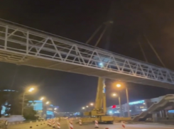 В ночь на 12 декабря, в Анапе, 32-тонную конструкцию водрузили на столбы. (Видео)