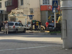 В результате аварии, один из автомобилей вынесло на тротуарный бордюр в Анапе