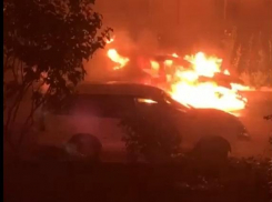 Ночью в Анапе подожгли два автомобиля