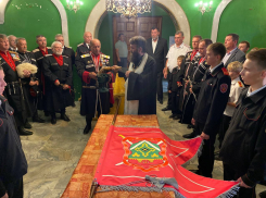 В храме под Анапой состоялась казачья церемония освящения и прибивки  знамени к древку