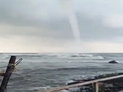 Смерч вышел из моря и разворотил крышу гостиницы на Утрише под Анапой