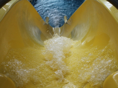 Съехав с водной горки в Анапе, маленькая девочка чуть не погибла