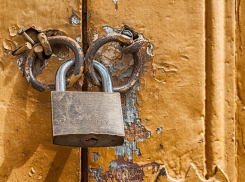 Анапчане возмущены: 7-летнего мальчика на несколько суток закрыли одного в квартире