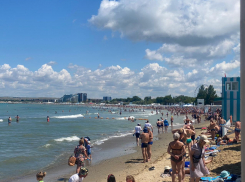 «Туристы на месте»: отдыхающие наслаждаются чистым морем в Анапе