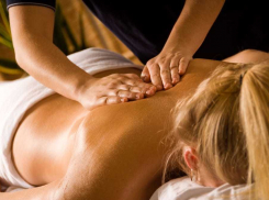 В Анапе массажист прогнал пожилую клиентку, а на её место уложил молодую блондинку