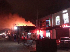 На улице Терской в Анапе полыхает магазин. Видео с места пожара