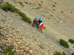 В Анапе на крутом склоне горы застряли мать и ребенок