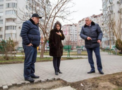 Благоустроить обочины, организовать парковку, - мэр Анапы побывал на улице Крылова